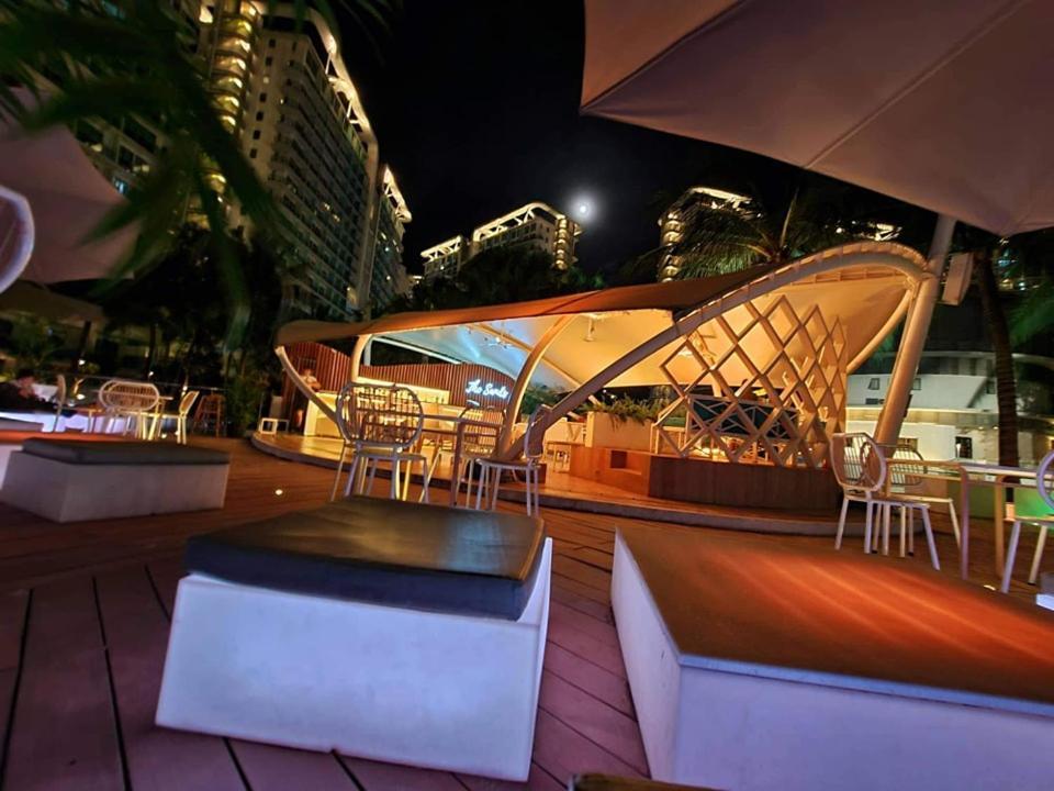 Manila Urban Resort at Azure Exterior foto