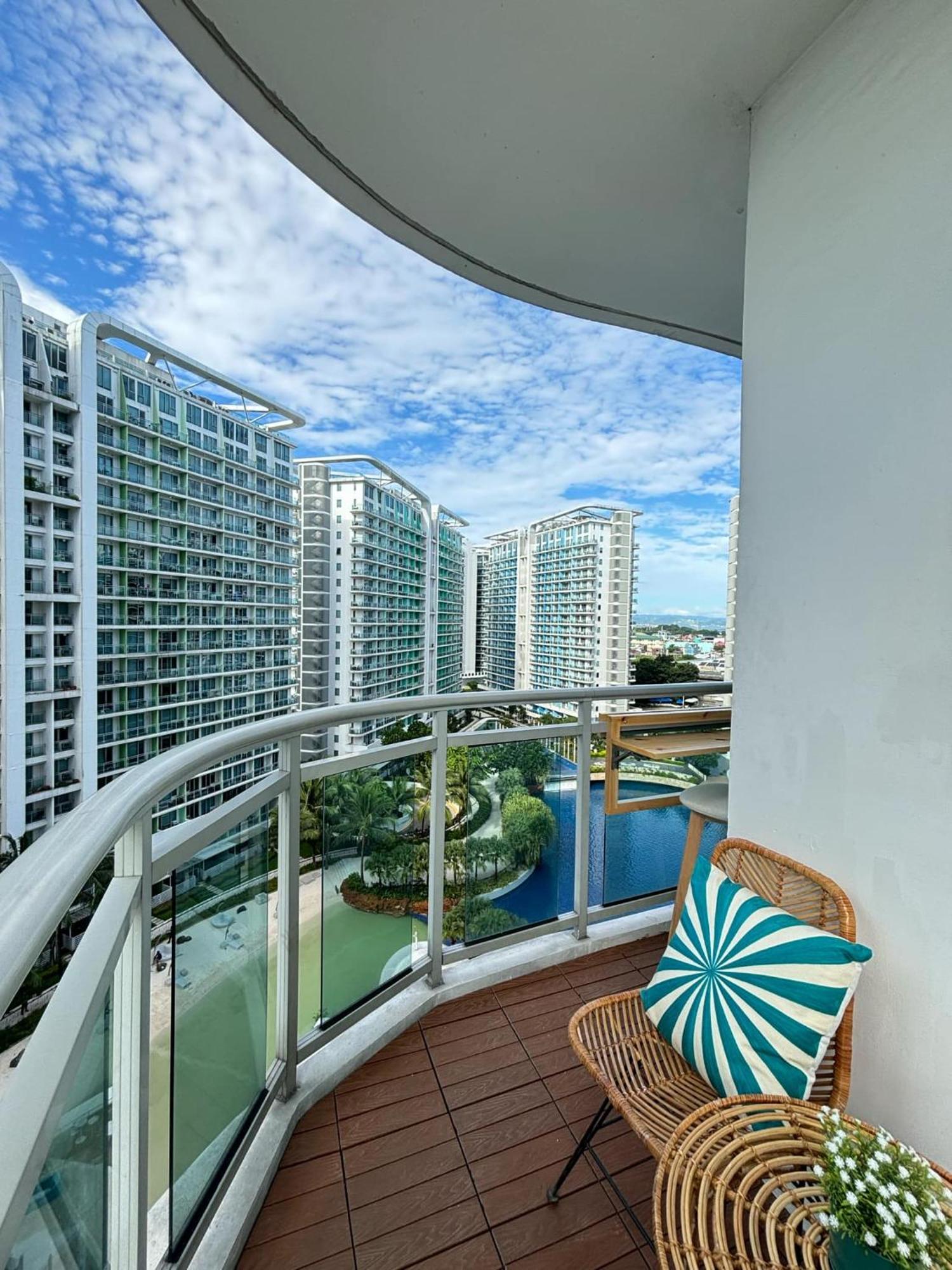 Manila Urban Resort at Azure Exterior foto