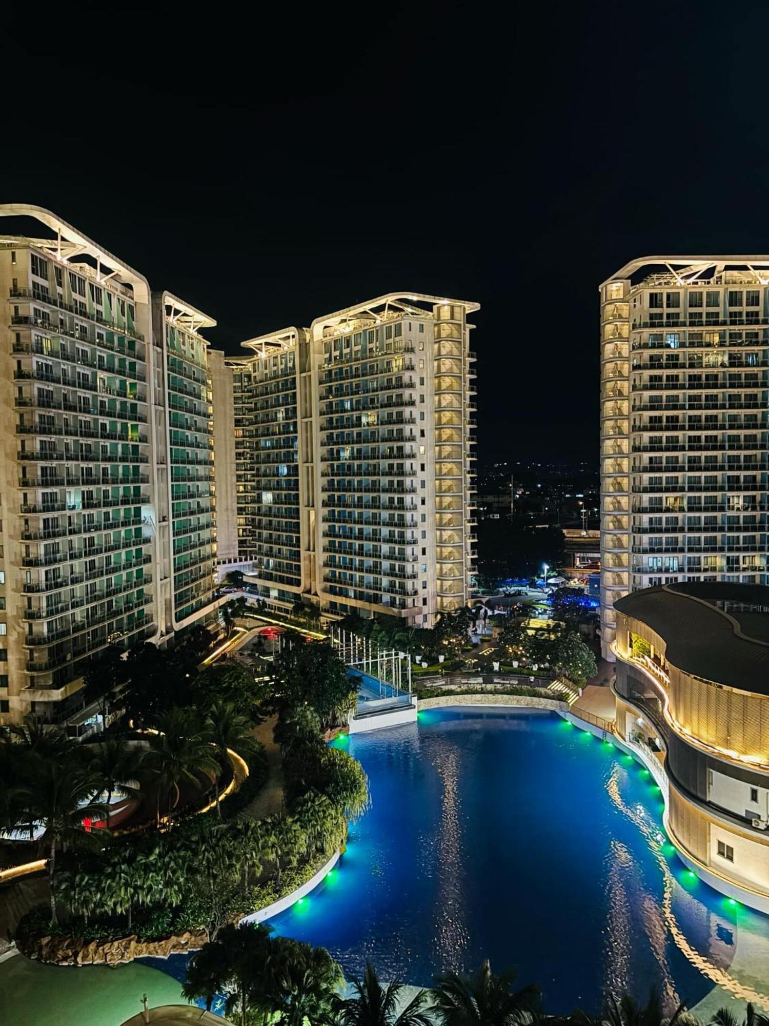 Manila Urban Resort at Azure Exterior foto